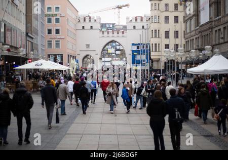 Les gens font du shopping dans la zone piétonne de Munich, en Allemagne, le 30 avril 2022. À l'extérieur presque personne porte un masque, à l'intérieur il est complètement différent. (Photo par Alexander Pohl/Sipa USA) Banque D'Images