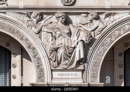 Détail en pierre sur les bâtiments des ministères du gouvernement des Affaires étrangères, du Commonwealth et du développement, Londres, Royaume-Uni. Sculpture commerciale. Commerce Banque D'Images