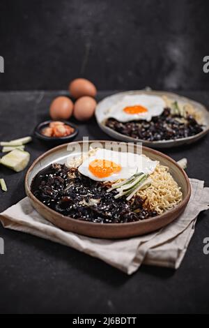Jajangmyeon ou Jajangmyeon est un coolé coréen à la sauce noire - style alimentaire coréen Banque D'Images