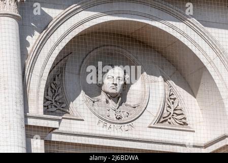 Détail en pierre sur les bâtiments des ministères du gouvernement des Affaires étrangères, du Commonwealth et du développement, Londres, Royaume-Uni. Sculpture de Sir John Franklin Banque D'Images