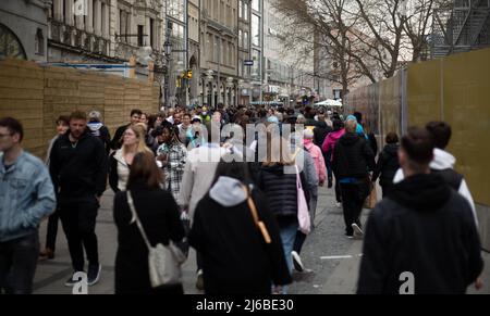 Les gens font du shopping dans la zone piétonne de Munich, en Allemagne, le 30 avril 2022. À l'extérieur presque personne porte un masque, à l'intérieur il est complètement différent. (Photo par Alexander Pohl/Sipa USA) Banque D'Images