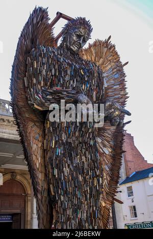 Northampton Royaume-Uni. L'Ange du couteau 27ft devant l'église All Saints dans le centre de la ville pendant une quinzaine, l'œuvre, créée par Alfie Bradley au British Ironworks Center à Oswestry dans le Shropshire, la sculpture est faite de 100 000 couteaux avec des lames émoussées. Crédit : Keith J Smith./Alamy Live News. Banque D'Images