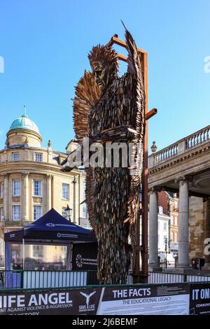 Northampton Royaume-Uni. L'Ange du couteau 27ft devant l'église All Saints dans le centre de la ville pendant une quinzaine, l'œuvre, créée par Alfie Bradley au British Ironworks Center à Oswestry dans le Shropshire, la sculpture est faite de 100 000 couteaux avec des lames émoussées. Crédit : Keith J Smith./Alamy Live News. Banque D'Images