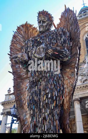 Northampton Royaume-Uni. L'Ange du couteau 27ft devant l'église All Saints dans le centre de la ville pendant une quinzaine, l'œuvre, créée par Alfie Bradley au British Ironworks Center à Oswestry dans le Shropshire, la sculpture est faite de 100 000 couteaux avec des lames émoussées. Crédit : Keith J Smith./Alamy Live News. Banque D'Images