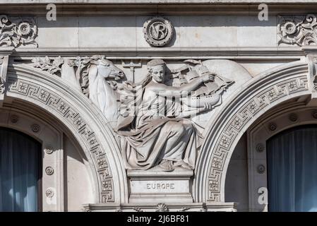 Détail en pierre sur les bâtiments des ministères du gouvernement des Affaires étrangères, du Commonwealth et du développement, Londres, Royaume-Uni. Europe sculpture, expédition Banque D'Images