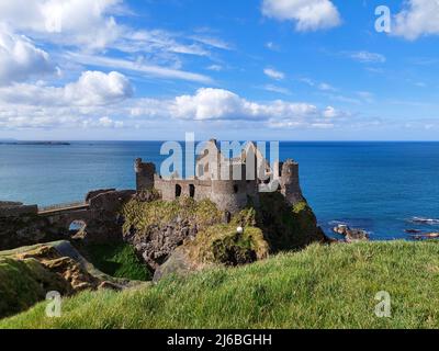 Château de Dunluce, en Irlande du Nord, Royaume-Uni. C'est un château médiéval abandonné, aujourd'hui ruiné, le siège de Clan McDonnell. Banque D'Images