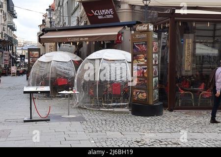 Tentes sphériques transparentes dans le restaurant de Bucarest, en Roumanie, pour séparer les clients les uns des autres pour la prévention des infections par COVID et la prise de distance sociale Banque D'Images