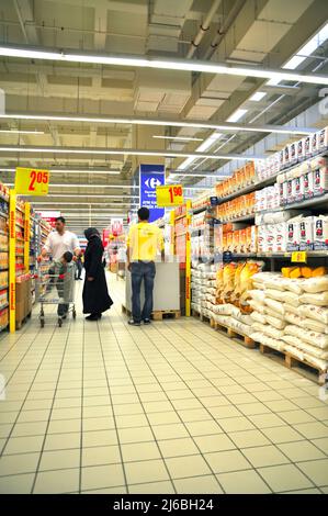 Chaîne de supermarchés Carrefour, corridors de marché et produits, Maltepe Istanbul Turquie, septembre 13 2012 Banque D'Images