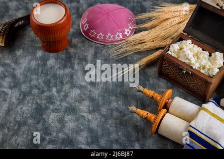 Torah et tallis dans la saison traditionnelle des fêtes juives Shavuot sur la nourriture laitière casher Banque D'Images