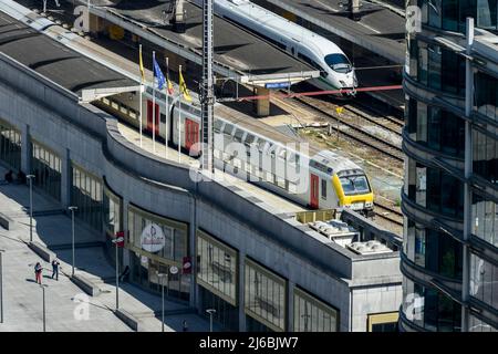 Vue panoramique sur la gare du nord, les voiles et les escaliers mécaniques ; vue panoramique sur la gare du Nord, les chemins de fer, les escaliers extérieurs Banque D'Images