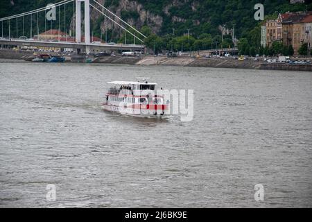 Location de bateaux privés Rubin disponible pour les croisières touristiques, le dîner et les fêtes sur le Danube à Budapest, Hongrie. Banque D'Images