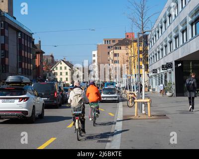 Zurich, Suisse - Mars 5th 2022: Les cyclistes qui surprennent un embouteillage sur un sentier cycliste Banque D'Images