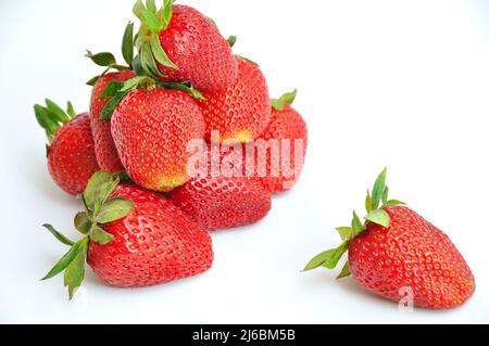 Les fraises les plus sucrées et les plus belles dans les baies rouges, isolées sur fond blanc Banque D'Images