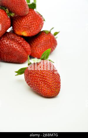 Les fraises les plus sucrées et les plus belles dans les baies rouges, isolées sur fond blanc Banque D'Images