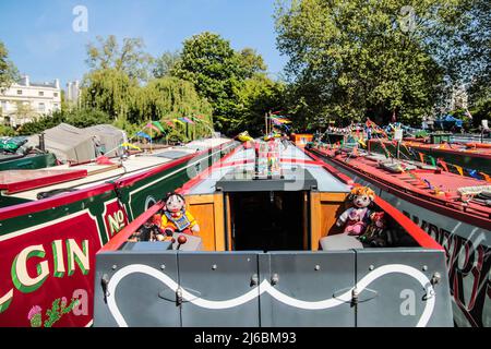 Londres 30 avril 2022 IWA Canal Way Cavalcade est retourné à la petite Venise de Londres ce samedi pour le week-end complet de début mai Bank Holiday. Un retour très bienvenu après une pause d'une année pandémique prête à célébrer le meilleur de la vie sur les voies navigables à Londres et sa communauté. Paul Quezada-Neiman/Alay Live News Banque D'Images