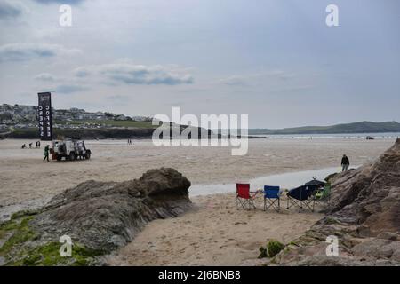 Polzeath, Cornwall, Royaume-Uni. 30th avril 2022. Météo Royaume-Uni. Malgré le soleil, la plage de Polzeath était pratiquement déserte le samedi des vacances de mai. Beaucoup de gens ont décidé qu'ils ne pouvaient pas se permettre les prix élevés du carburant pour se rendre à Cornwall. Crédit Simon Maycock / Alamy Live News. Banque D'Images