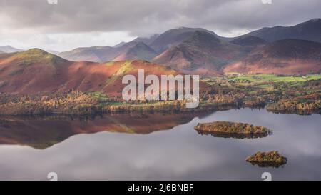 Paysage épique image d'automne de la vue de Walla Crag dans le Lake District, au-dessus de Derwentwater regardant vers des cloches et des montagnes lointaines avec la stupéfiante F Banque D'Images