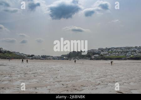 Polzeath, Cornwall, Royaume-Uni. 30th avril 2022. Météo Royaume-Uni. Malgré le soleil, la plage de Polzeath était pratiquement déserte le samedi des vacances de mai. Beaucoup de gens ont décidé qu'ils ne pouvaient pas se permettre les prix élevés du carburant pour se rendre à Cornwall. Crédit Simon Maycock / Alamy Live News. Banque D'Images