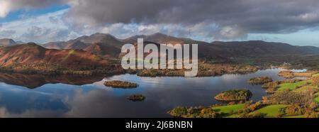 Paysage épique image d'automne de la vue de Walla Crag dans le Lake District, au-dessus de Derwentwater regardant vers des cloches et des montagnes lointaines avec la stupéfiante F Banque D'Images