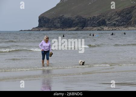 Polzeath, Cornwall, Royaume-Uni. 30th avril 2022. Météo Royaume-Uni. Malgré le soleil, la plage de Polzeath était pratiquement déserte le samedi des vacances de mai. Beaucoup de gens ont décidé qu'ils ne pouvaient pas se permettre les prix élevés du carburant pour se rendre à Cornwall. Crédit Simon Maycock / Alamy Live News. Banque D'Images