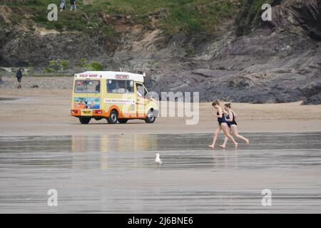 Polzeath, Cornwall, Royaume-Uni. 30th avril 2022. Météo Royaume-Uni. Malgré le soleil, la plage de Polzeath était pratiquement déserte le samedi des vacances de mai. Beaucoup de gens ont décidé qu'ils ne pouvaient pas se permettre les prix élevés du carburant pour se rendre à Cornwall. Crédit Simon Maycock / Alamy Live News. Banque D'Images