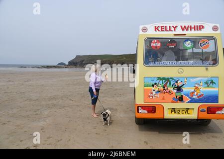 Polzeath, Cornwall, Royaume-Uni. 30th avril 2022. Météo Royaume-Uni. Malgré le soleil, la plage de Polzeath était pratiquement déserte le samedi des vacances de mai. Beaucoup de gens ont décidé qu'ils ne pouvaient pas se permettre les prix élevés du carburant pour se rendre à Cornwall. Crédit Simon Maycock / Alamy Live News. Banque D'Images