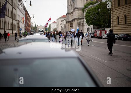 Environ 78 militants de l'opposition russes se sont réunis à Munich, en Allemagne, pour protester contre Vladimir Poutine et contre la guerre contre l'Ukraine. Un activiste déguisé en Vladimir Poutine comme prisonnier. (Photo par Alexander Pohl/Sipa USA) Banque D'Images