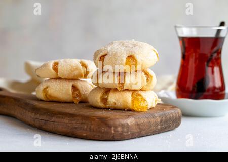 Cookies orange. Petits gâteaux avec une délicieuse garniture orange sur fond blanc. Gros plan Banque D'Images