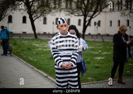 Environ 78 militants de l'opposition russes se sont réunis à Munich, en Allemagne, pour protester contre Vladimir Poutine et contre la guerre contre l'Ukraine. Un activiste déguisé en Vladimir Poutine comme prisonnier. (Photo par Alexander Pohl/Sipa USA) Banque D'Images