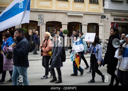 Environ 78 militants de l'opposition russes se sont réunis à Munich, en Allemagne, pour protester contre Vladimir Poutine et contre la guerre contre l'Ukraine. Un activiste déguisé en Vladimir Poutine comme prisonnier. (Photo par Alexander Pohl/Sipa USA) Banque D'Images