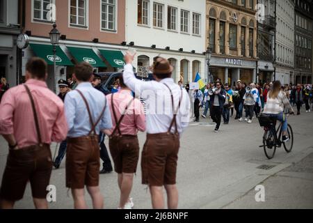 Environ 78 militants de l'opposition russes se sont réunis à Munich, en Allemagne, pour protester contre Vladimir Poutine et contre la guerre contre l'Ukraine. Un activiste déguisé en Vladimir Poutine comme prisonnier. (Photo par Alexander Pohl/Sipa USA) Banque D'Images