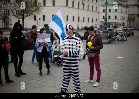 Environ 78 militants de l'opposition russes se sont réunis à Munich, en Allemagne, pour protester contre Vladimir Poutine et contre la guerre contre l'Ukraine. Un activiste déguisé en Vladimir Poutine comme prisonnier. (Photo par Alexander Pohl/Sipa USA) Banque D'Images