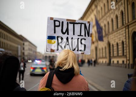 Environ 78 militants de l'opposition russes se sont réunis à Munich, en Allemagne, pour protester contre Vladimir Poutine et contre la guerre contre l'Ukraine. Un activiste déguisé en Vladimir Poutine comme prisonnier. (Photo par Alexander Pohl/Sipa USA) Banque D'Images
