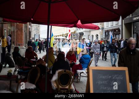 Environ 78 militants de l'opposition russes se sont réunis à Munich, en Allemagne, pour protester contre Vladimir Poutine et contre la guerre contre l'Ukraine. Un activiste déguisé en Vladimir Poutine comme prisonnier. (Photo par Alexander Pohl/Sipa USA) Banque D'Images