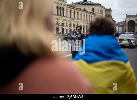 Environ 78 militants de l'opposition russes se sont réunis à Munich, en Allemagne, pour protester contre Vladimir Poutine et contre la guerre contre l'Ukraine. Un activiste déguisé en Vladimir Poutine comme prisonnier. (Photo par Alexander Pohl/Sipa USA) Banque D'Images