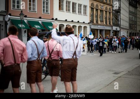 Environ 78 militants de l'opposition russes se sont réunis à Munich, en Allemagne, pour protester contre Vladimir Poutine et contre la guerre contre l'Ukraine. Un activiste déguisé en Vladimir Poutine comme prisonnier. (Photo par Alexander Pohl/Sipa USA) Banque D'Images