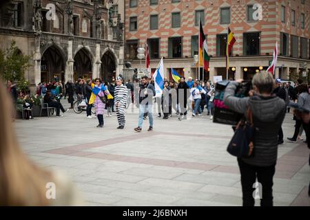 Environ 78 militants de l'opposition russes se sont réunis à Munich, en Allemagne, pour protester contre Vladimir Poutine et contre la guerre contre l'Ukraine. Un activiste déguisé en Vladimir Poutine comme prisonnier. (Photo par Alexander Pohl/Sipa USA) Banque D'Images