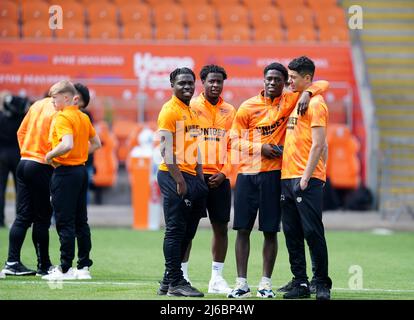 Les joueurs du comté de Derby inspectent le terrain avant le match du championnat Sky Bet à Bloomfield Road, Blackpool. Date de la photo: Samedi 30 avril 2022. Banque D'Images