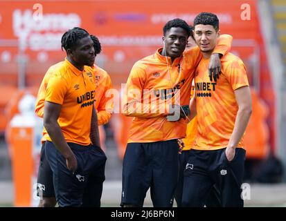 Les joueurs du comté de Derby inspectent le terrain avant le match du championnat Sky Bet à Bloomfield Road, Blackpool. Date de la photo: Samedi 30 avril 2022. Banque D'Images