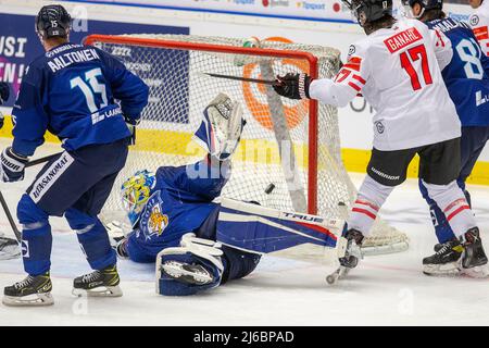 L-R Miro Aaltonen, Niclas Westerholm (les deux fin), Manuel Ganahl (AUT) en action pendant l'Euro Hockey Tour, match de hockey Tchèque Autriche contre Finlande, joué à Ostrava, République Tchèque, 30 avril 2022. (Photo CTK/Vladimir Prycek) Banque D'Images