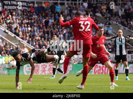 Joe Willock de Newcastle United a été fouillé par Joel Matip de Liverpool lors du match de la première Ligue au St. James' Park, Newcastle upon Tyne. Date de la photo: Samedi 30 avril 2022. Banque D'Images