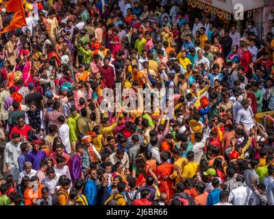 Mumbai, Inde - 02 avril 2022 : célébration du défilé hindou du nouvel an par le peuple maharashtrian en dansant et portant une robe traditionnelle. Banque D'Images