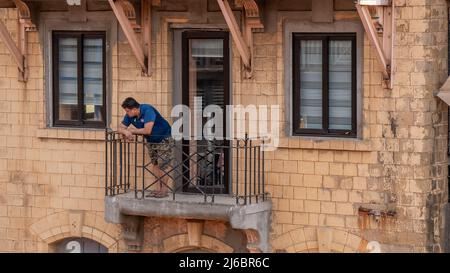 Mumbai, Inde - 02 avril 2022 : un homme non identifié regardant le défilé hindou du nouvel an depuis la galerie de la maison. Banque D'Images