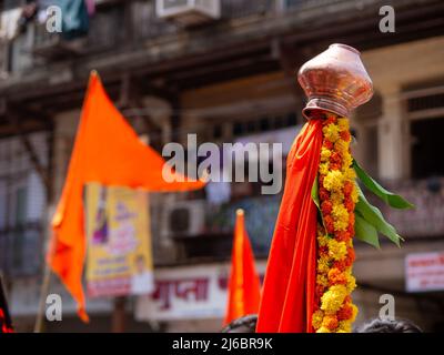 Mumbai, Inde - 02 avril 2022 : gros plan du Gudhi traditionnel à l'occasion de la parade du nouvel an hindou, Gudhi Padva, à Girgaon Banque D'Images