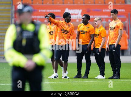 Les joueurs du comté de Derby inspectent le terrain avant le match du championnat Sky Bet à Bloomfield Road, Blackpool. Date de la photo: Samedi 30 avril 2022. Banque D'Images