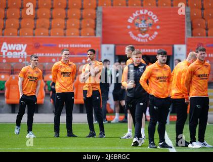 Les joueurs du comté de Derby inspectent le terrain avant le match du championnat Sky Bet à Bloomfield Road, Blackpool. Date de la photo: Samedi 30 avril 2022. Banque D'Images