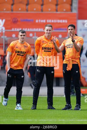 Les joueurs du comté de Derby inspectent le terrain avant le match du championnat Sky Bet à Bloomfield Road, Blackpool. Date de la photo: Samedi 30 avril 2022. Banque D'Images