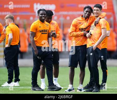 Les joueurs du comté de Derby inspectent le terrain avant le match du championnat Sky Bet à Bloomfield Road, Blackpool. Date de la photo: Samedi 30 avril 2022. Banque D'Images