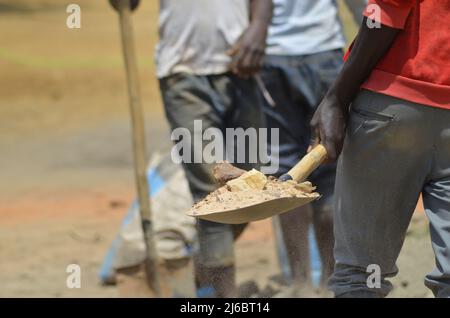 En cours de travaux sur le chantier de construction en Afrique. Banque D'Images