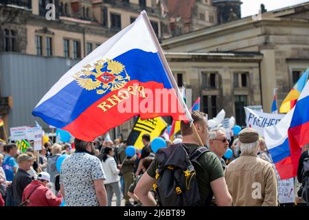 30 avril 2022, Saxe, Dresde: Environ 100 personnes sont venues au rassemblement pro-russe sur Theaterplatz à Dresde intitulé "paix mondiale, pas de guerre en Europe, compréhension internationale, pas de propagande politique dans les écoles". Les drapeaux de la Fédération de Russie, de la ville de Dresde et de l'État libre de Saxe sont ondulés. Photo: Daniel Schäfer/dpa Banque D'Images